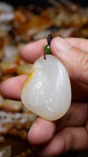 和田玉籽料挂件为何值得长期佩戴?