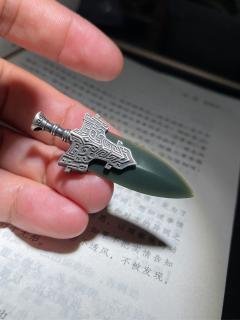 今日手持和田玉青玉宝剑,挥洒间尽显豪迈.剑身澄澈,如沐春风,仿佛千年